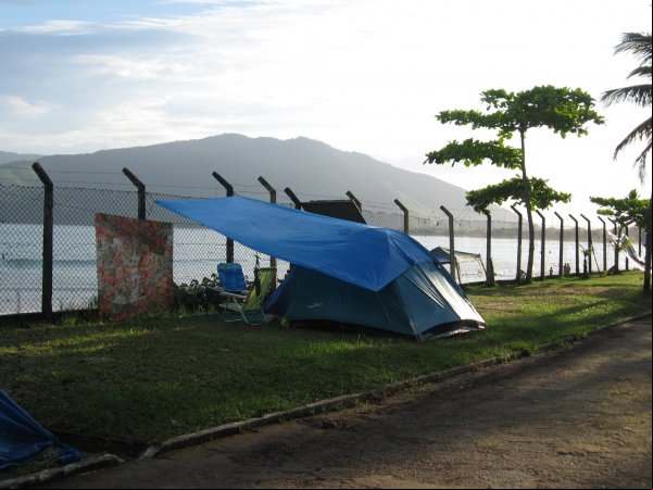 acampando na beira da praia